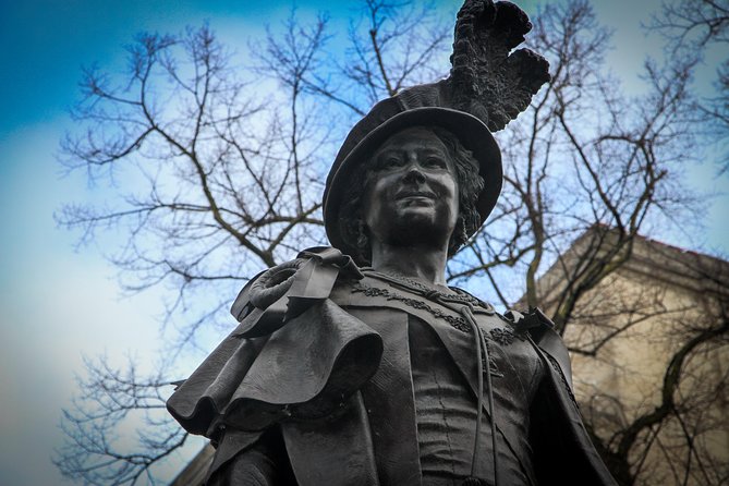 The women of London - Budget Tips: Entry Fees vs. Guide Value