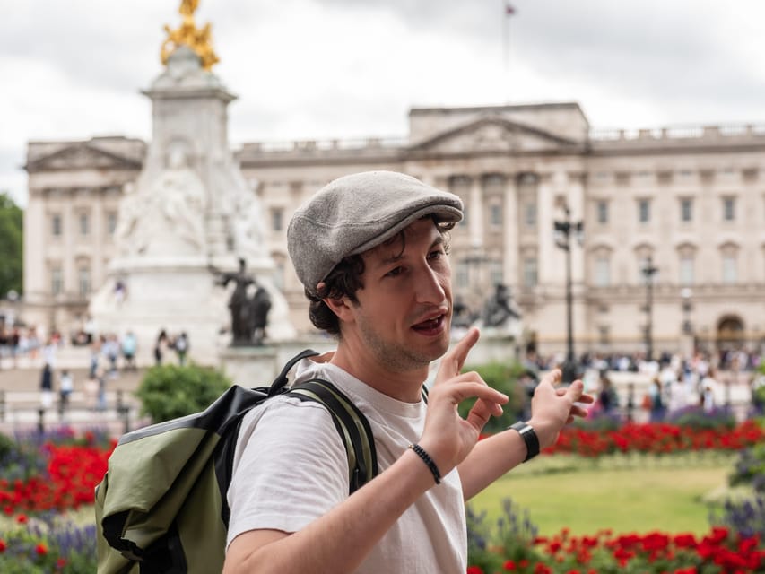 Top London Sights Tour - Christmas Day Special! - Buckingham Palace, The Mall, and Trafalgar Square: the big scenes first