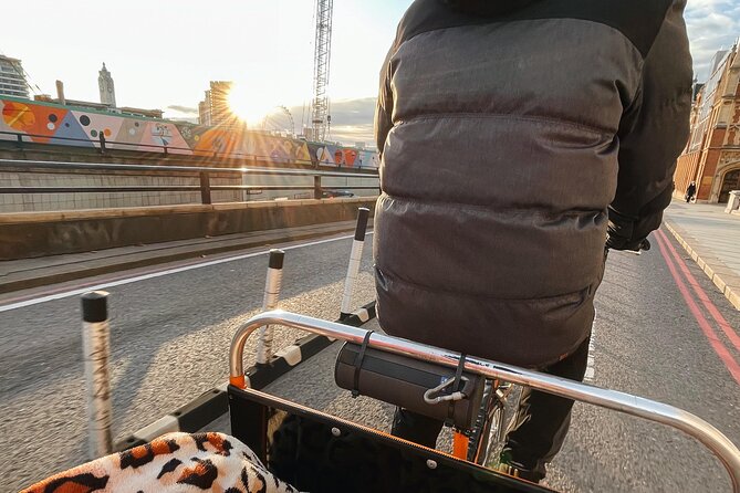 Touching Distance LONDON Rickshaw/Pedicab Private Tour - Holborn Viaduct Finale: Coffee, Snack, and a Small Custom Moment