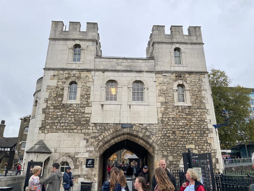 Tower of London: After-Hours Tour with Ceremony of the Keys - Chapel Royal of St Peter ad Vincula: the quiet weight of famous burials