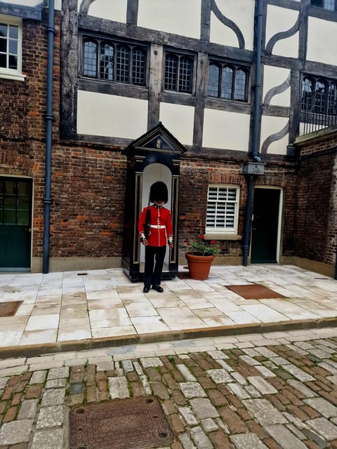 Tower of London Crown Jewels and English Royal History Tour - Yeoman Warders (Beefeaters): your photo moment with the ceremonial guardians