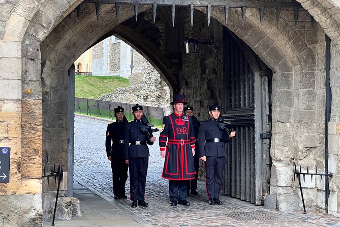 Tower of London Early Access, Opening Ceremony and Royal London - Thames River cruise: landmarks from the water
