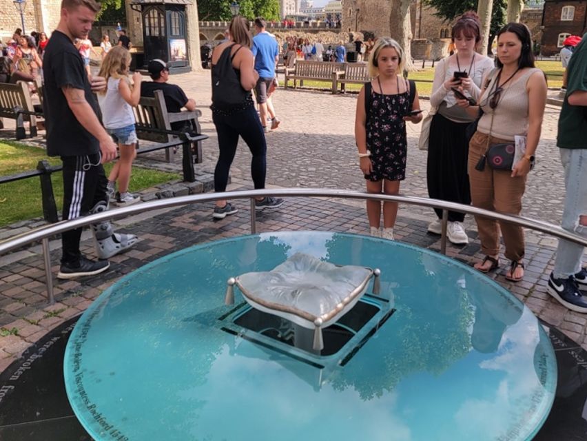 Tower of London: Early Access with Crown Jewels & Beefeaters - The guides: why names like Lee and Jen keep showing up