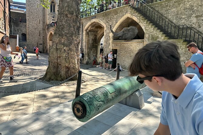 Tower of London for kids & families Private Guided Tour with pre-booked Tickets - What to expect from the experience style