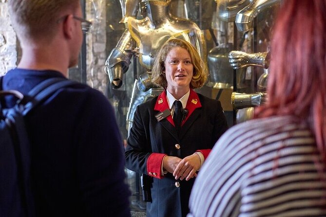 Tower of London Guided Tour with Beefeater Meet & Crown Jewels - First steps at Tower Place West: why meeting point matters