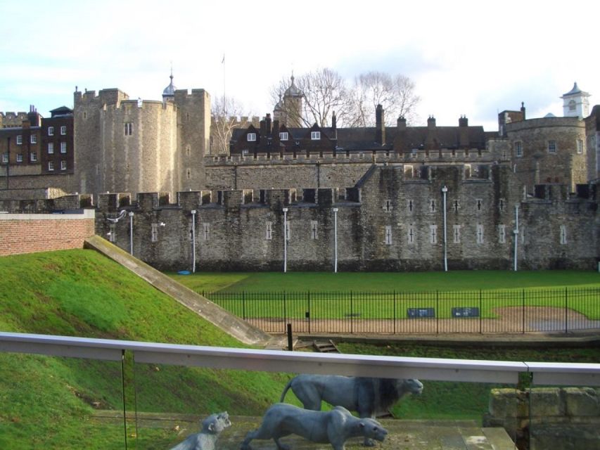 Tower of London Kid-Friendly Private Tour - The Crown Jewels finale and the Beefeaters moment kids remember
