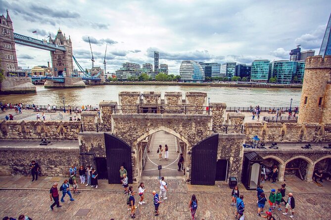 Tower of London Ticket with Audio Guide and Unlimited Entry Time - Resident Governor and Yeoman Warders: finishing with the Tower today