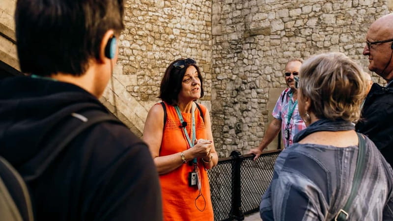 Tower of London Tour with Crown Jewels, plus River Cruise - Meet at West Gate: How to Find the Group Without Stress