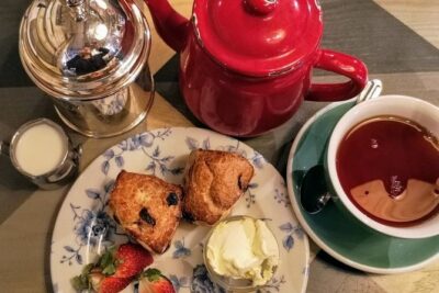 Traditional English Walking Food Tour With London Food Tours - The first stop feeling: a sit-down breather