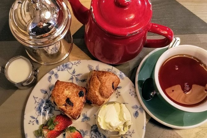 Traditional English Walking Food Tour With London Food Tours - The first stop feeling: a sit-down breather