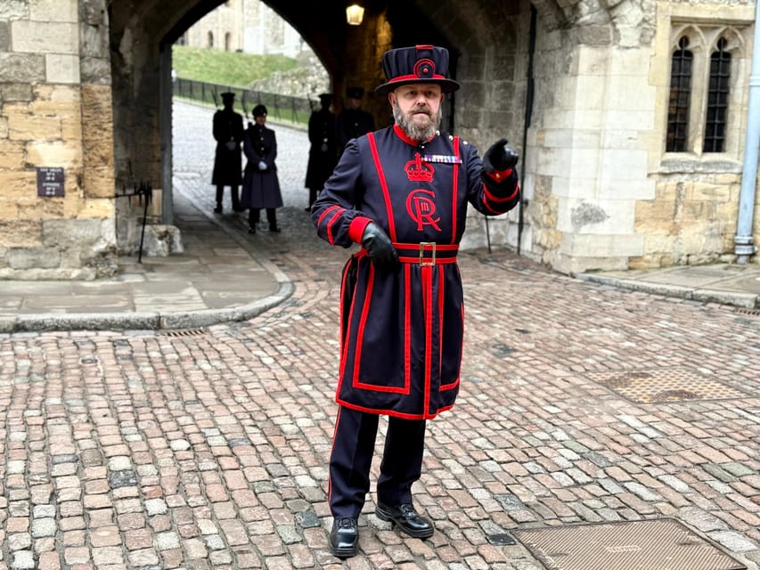 VIP Tower of London Beefeater Meet & Greet and Royal London - Crown Jewels time: how to see them without the crush