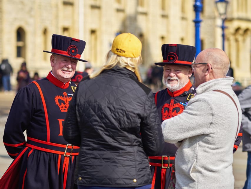 VIP Tower of London Beefeater Meet & Greet and Royal London - River Thames cruise: the calm break in the middle