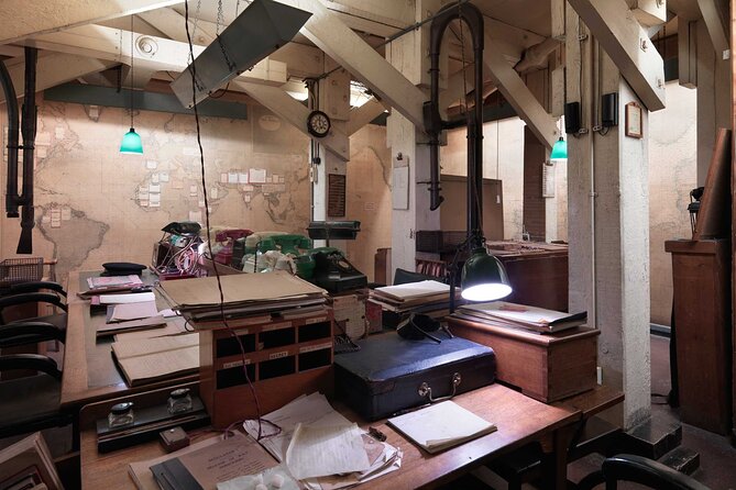 Visit Churchill War Rooms & Private Westminster Tour - Buckingham Palace and Green Park: the 10am Guard viewing plan
