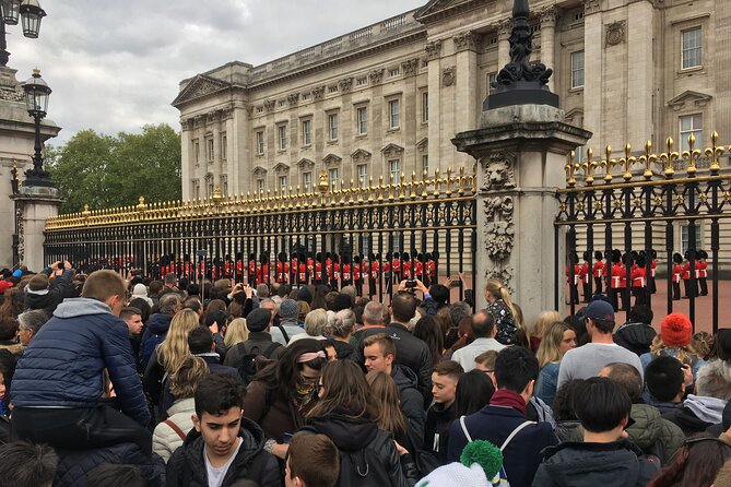 Visite privée Westminster & Buckingham, le cœur du royaume - Downing Street and Whitehall: the short walk that feels heavy
