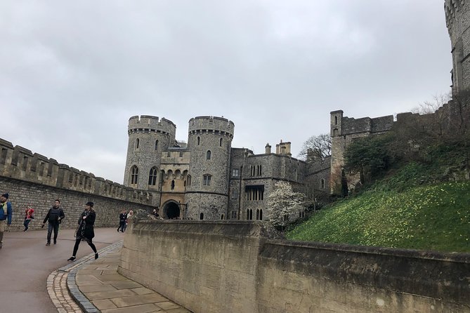 Windsor Castle and Hampton Court Private Car with Driver Guide - A private car day that avoids the London stress test