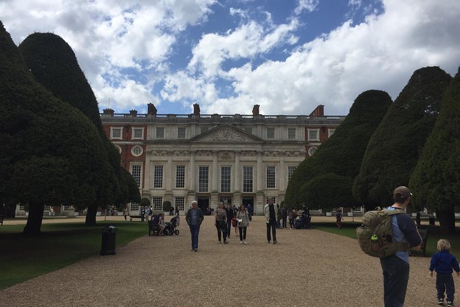 Windsor Castle and Hampton Court Private Car with Driver Guide - The driver-guide effect: better timing and better explanations