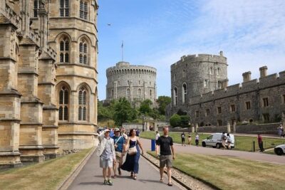 Windsor Castle Private Tour in Executive Vehicle With Admission - Windsor Castle: the big stop, set up for audio-guided wandering