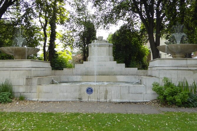 Windsor: Self Guided Walking Tour & Interactive Treasure Hunt - Down Toward the Thames: Swans, River Air, and Photo Stops